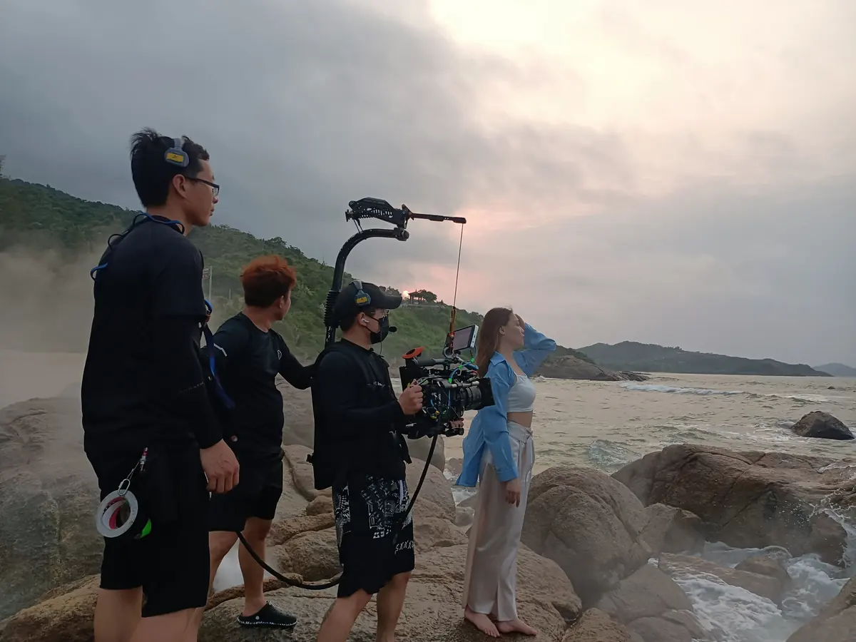 视频制作团队在上海拍摄现场进行协调