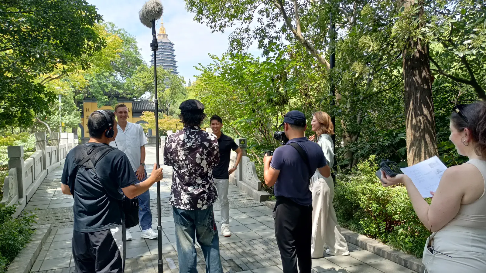 上海宣传片制作团队正在进行商业影片拍摄